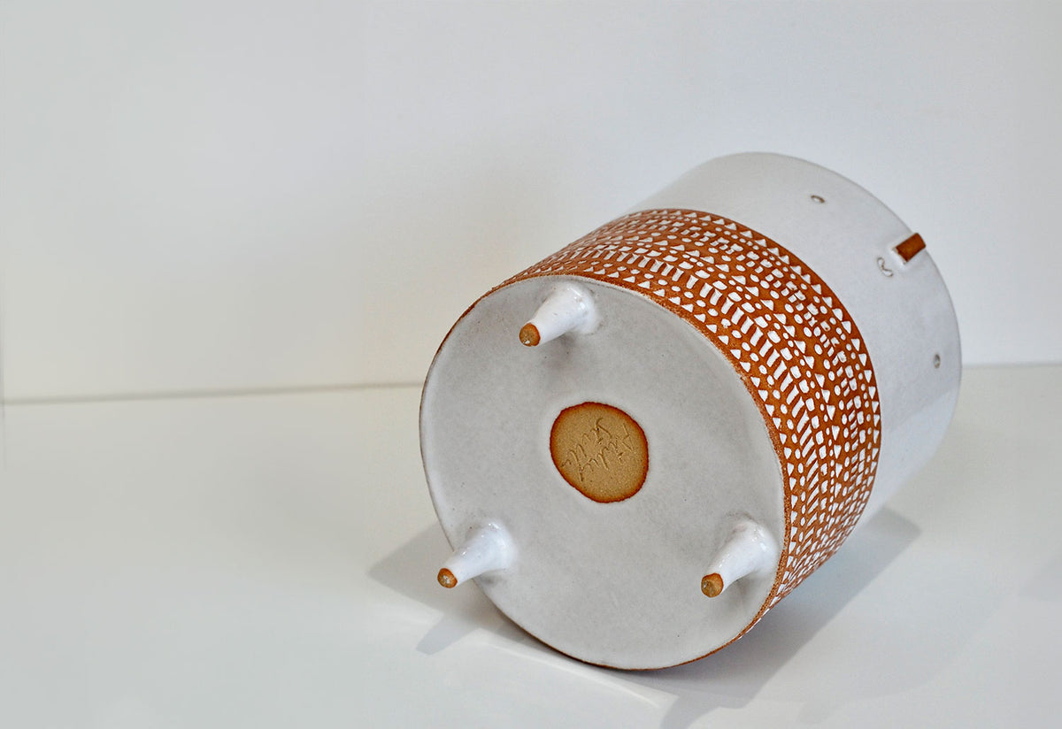 Bare Clay Stamped Tripod Pot, Stella baggot, Atelier stella