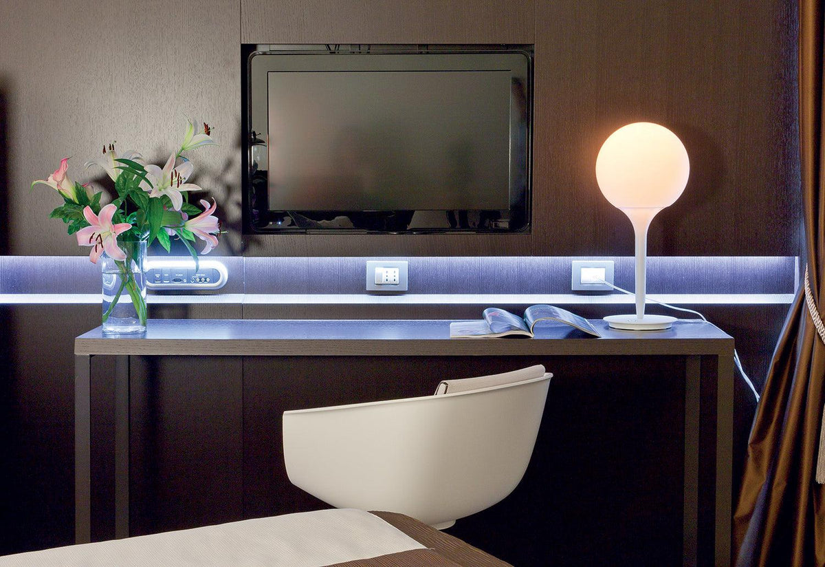 Castore Tavolo, M de lucchi and h ubbens, Artemide