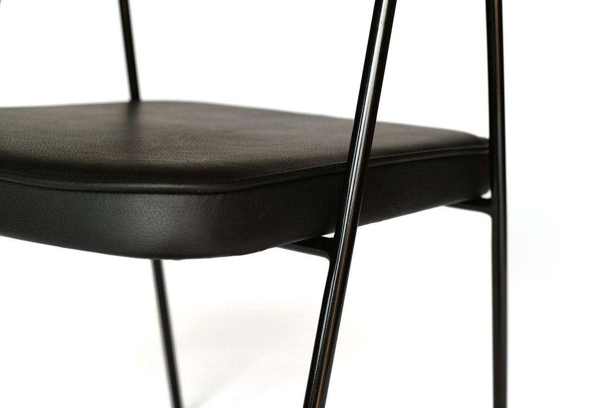 675 Armchair, Robin day, Case furniture