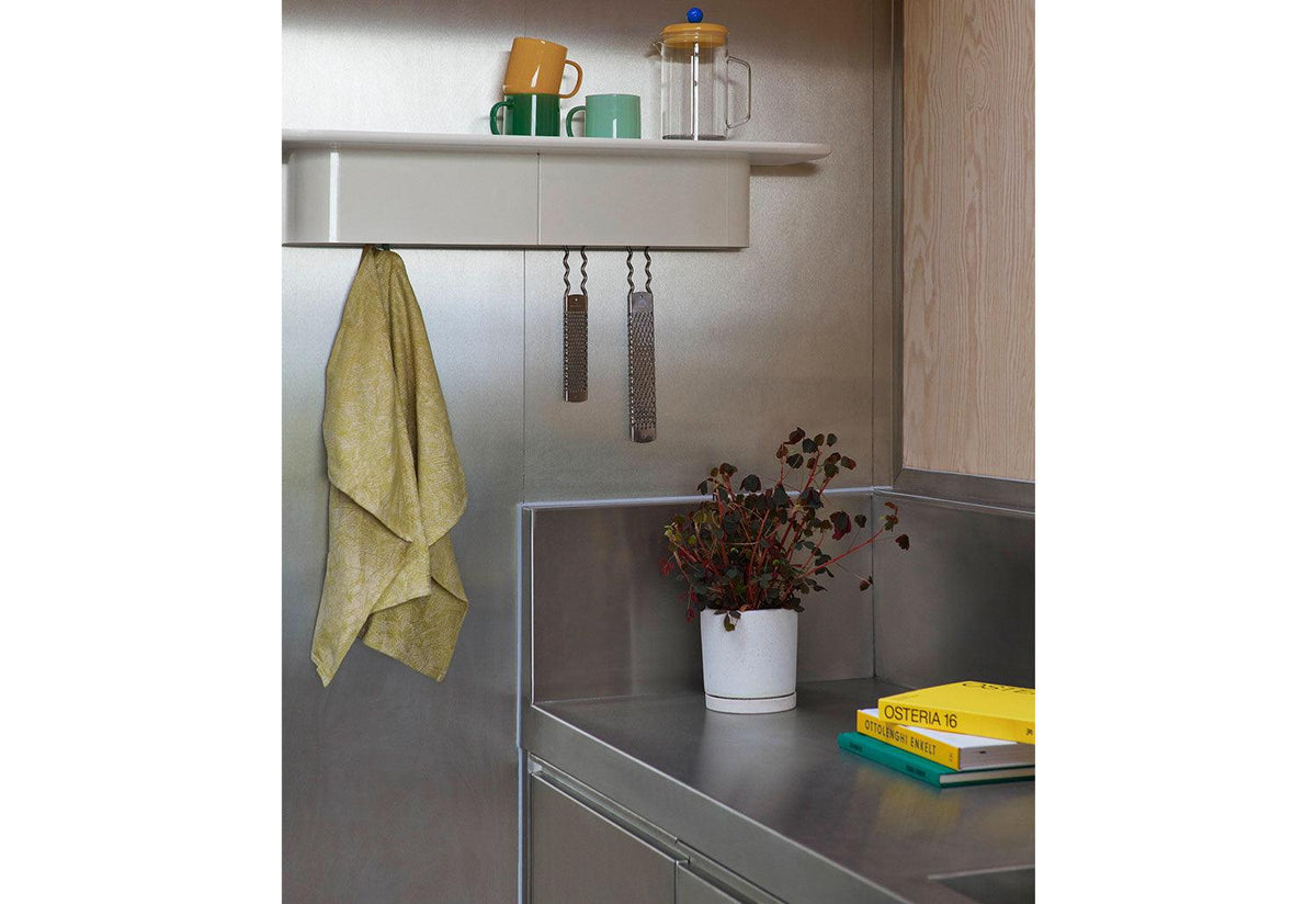 Korpus Shelf, Andreas bergsaker, Hay