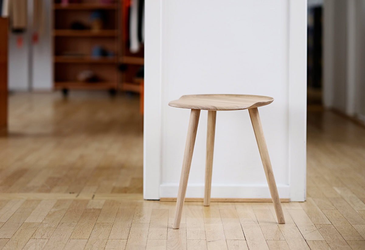 Åkande Stool with 3 Legs, Jonas lyndby jensen, Onecollection