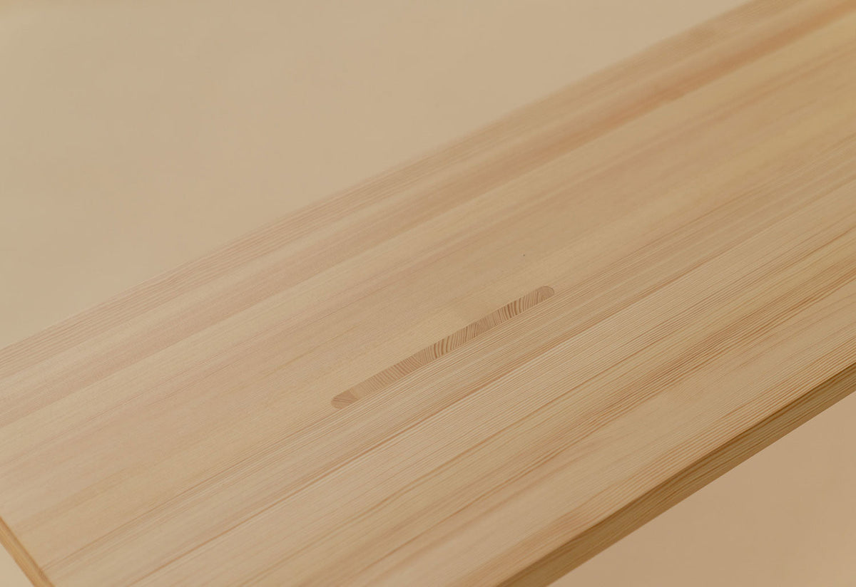012 Kolmio Bench, Cecilie manz, Vaarnii
