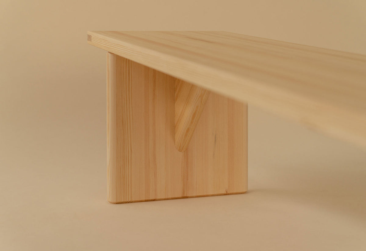 012 Kolmio Bench, Cecilie manz, Vaarnii