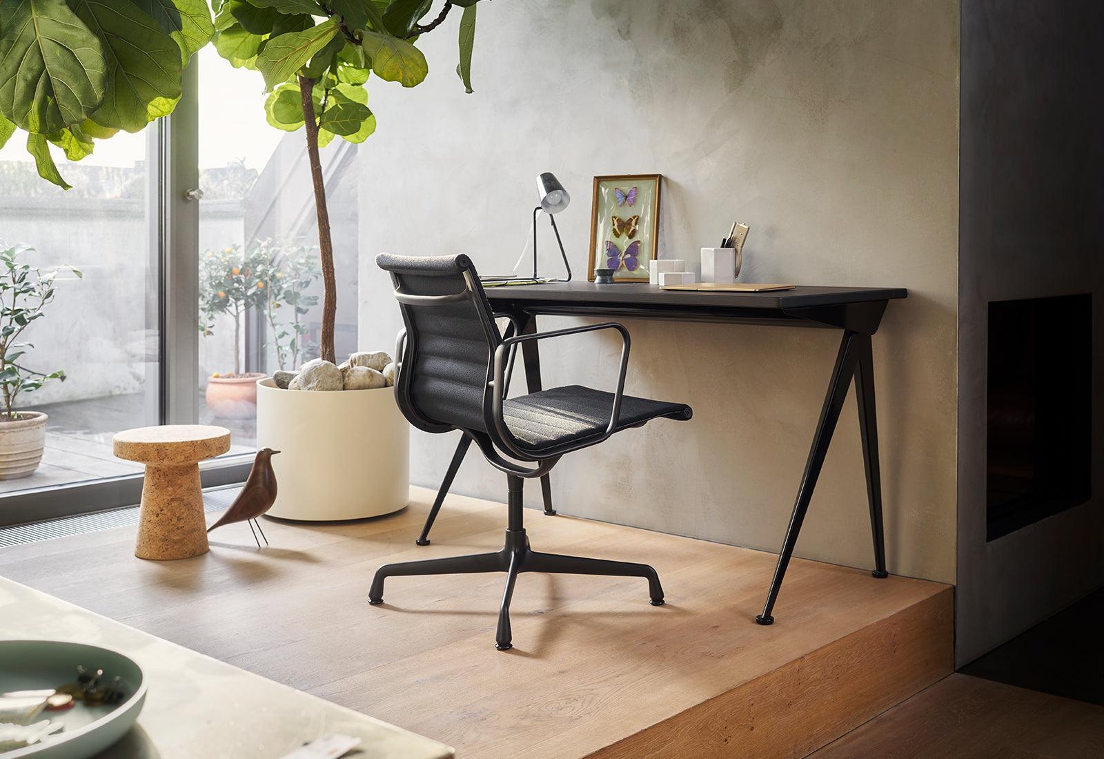 Compas Direction Desk