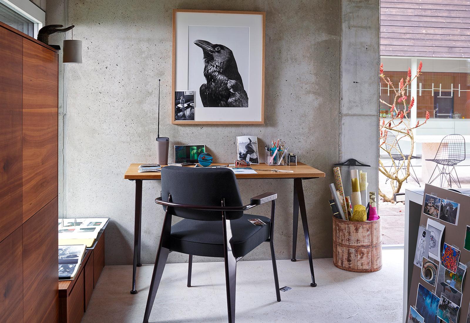 Compas Direction Desk